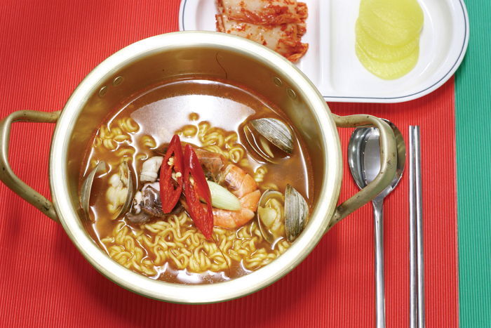 “라면 빨리 안 끓인다”며 동료 바다에 던져 살해한 남성