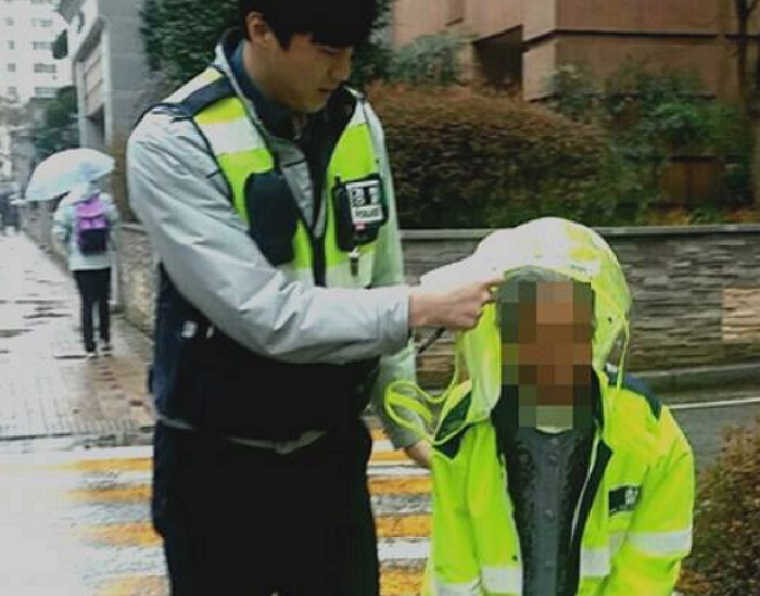 비맞고 있는 95세 ‘치매 할머니’ 발견하자마자 옷 벗어준 경찰관