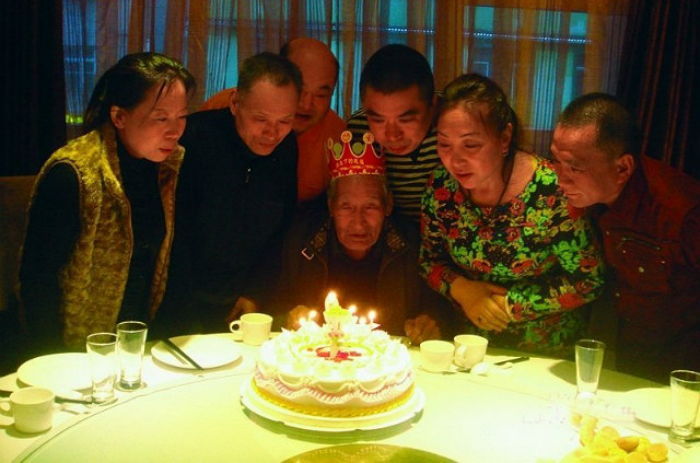 입양한 6명의 자식들에게 생일 축하받는 97세 아버지