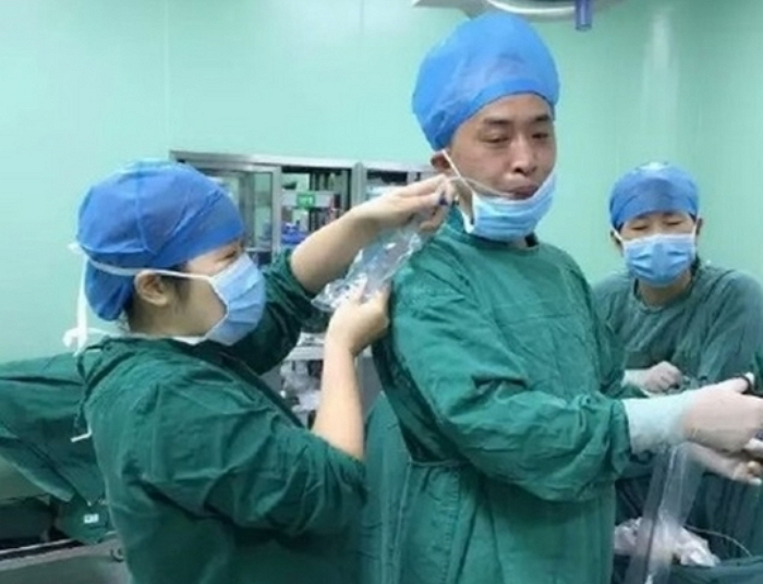 수술실에서 ‘포도당 수액’ 먹으며 마라톤 수술 집도하는 의사