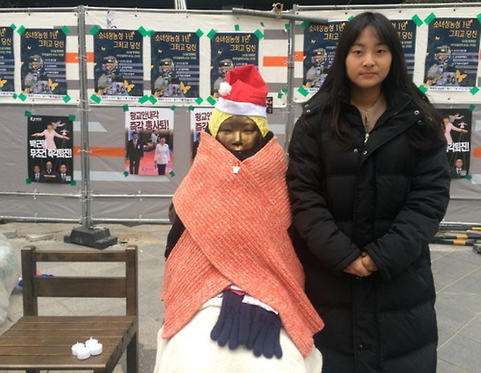 노숙하며 소녀상 지키는 대학생들에게 ‘피자’ 쏜 남성