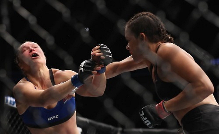 ‘UFC 여제’ 론다 로우지, 복귀전서 1R 48초만에 TKO패