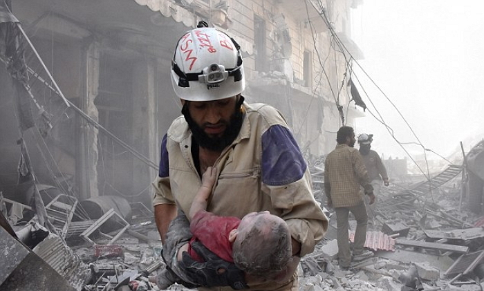 ‘폭격 맞은 아이’ 구하려 목숨 걸고 전쟁터로 날아간 외과 의사