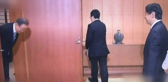 문 밖에서부터 日왕세자 부부에게 ‘90도’ 인사하는 반기문