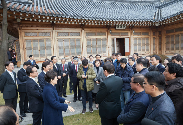 청와대가 공개한 사진 6장에는 박 대통령 ‘클로즈업’이 없다