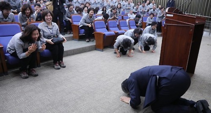 ‘정규직’ 전환 후 국회사무총장과 ‘맞절’하는 청소 노동자들