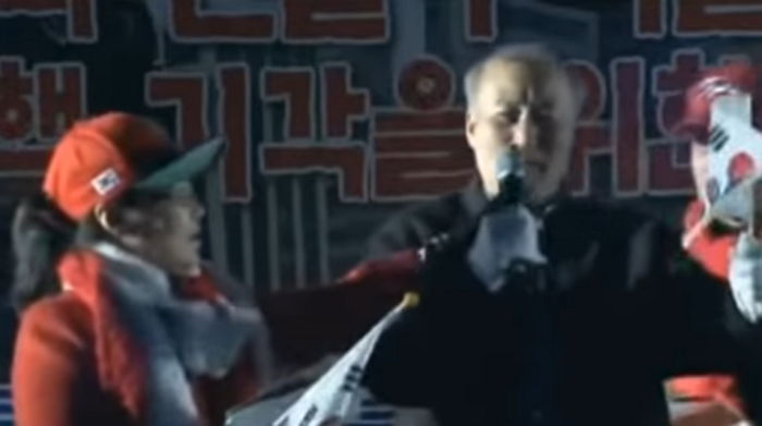 “박근혜 타도하자”…박사모 집회서 대통령 욕한 어르신의 용기 (영상)