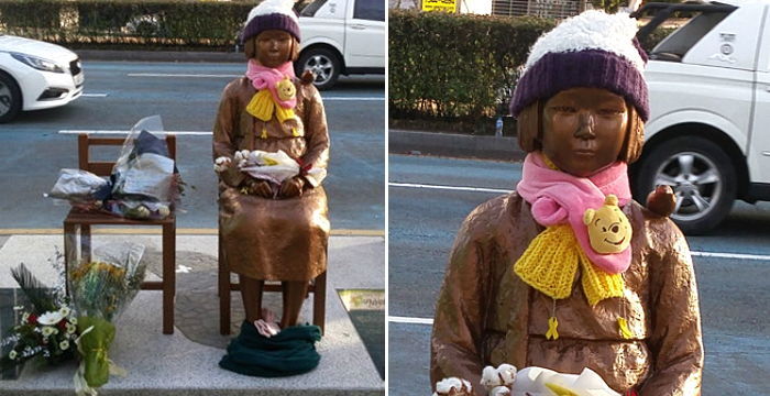 추운 겨울 부산 소녀상에게 곰돌이 푸 목도리 둘러준 시민