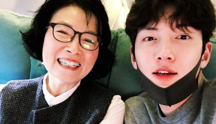 어머니와 해외여행중 비행기 안에서 행복한 미소짓는 ‘지창욱 모자’