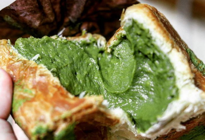 반으로 찢으면 말차 크림 터져나오는 ‘말차 큐브 데니시’