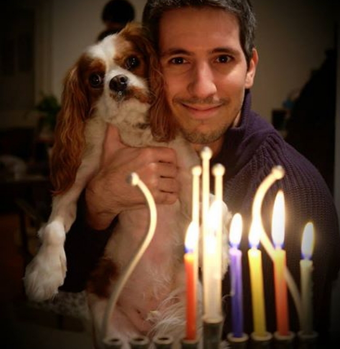 자신의 코고는 소리에 깜짝 놀라 잠에서 깬 멍멍이 (영상)