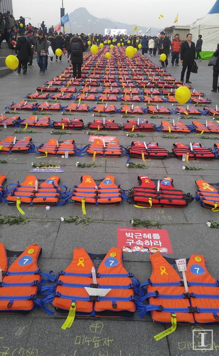 세월호 참사 ‘1000일’맞아 광화문에 등장한 구명조끼 ‘304개’