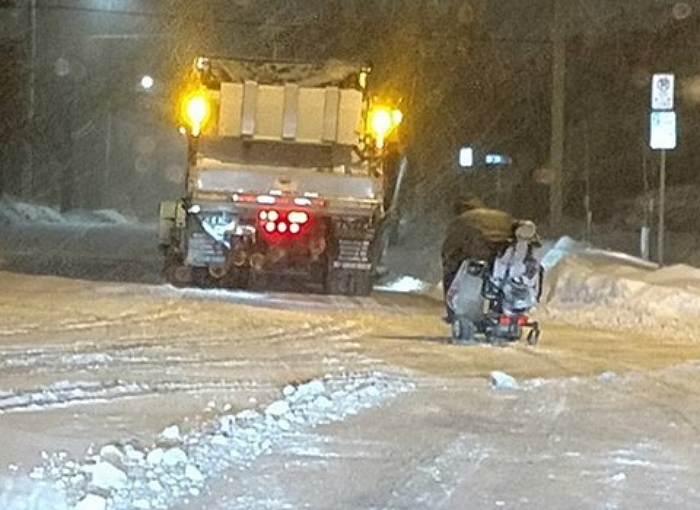 폭설로 움직이지 못하는 노인 위해 제설차로 눈 치워준 남성