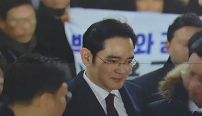 22시간 밤샘조사 끝에 초췌한 얼굴로 등장한 이재용