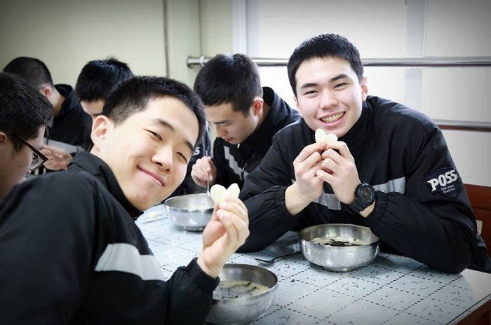‘하트 모양’(?) 떡국 먹으며 설에도 열일하는 의경들