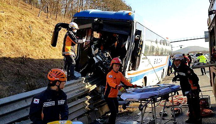 의식 잃은 고속버스 운전자 대신 핸들 잡아 대형사고 막은 승객