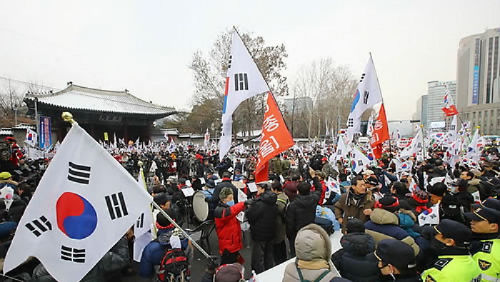 설날 저녁 ‘탄핵 반대’ 태극기 들고 투신한 ‘박사모’ 회원