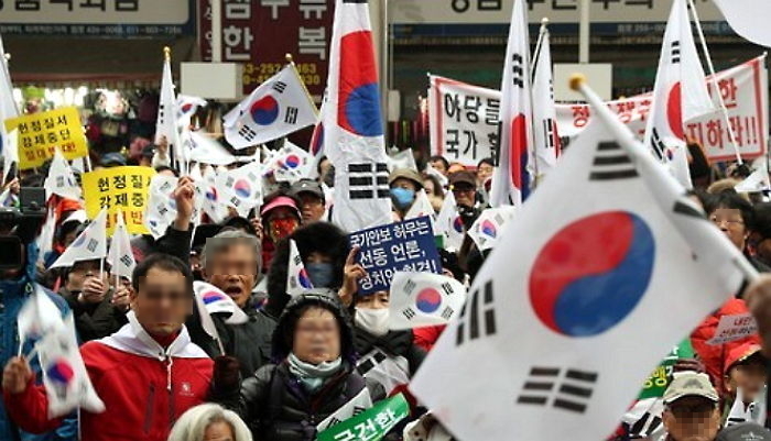 박사모, 서울시청 광장에 투신 남성 분향소 설치