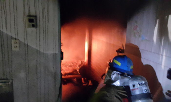 화마 속으로 들어가 거동 불편한 ‘할머니’ 안고 나온 소방관