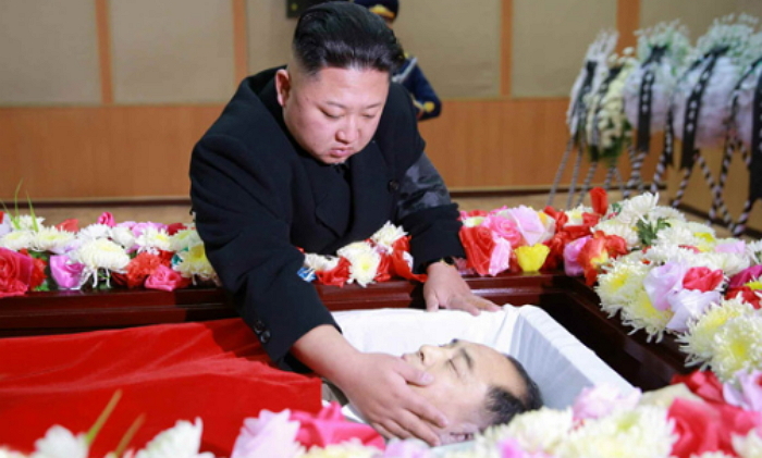 하급 간부 빈소 찾아 ‘억지 눈물’ 짜내는 김정은