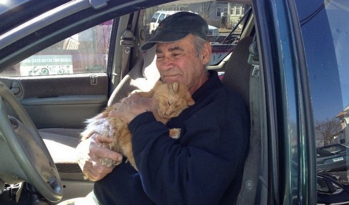 ‘22년’간 매일 밥 굶는 길냥이 끼니 챙겨준 캣파더 남성