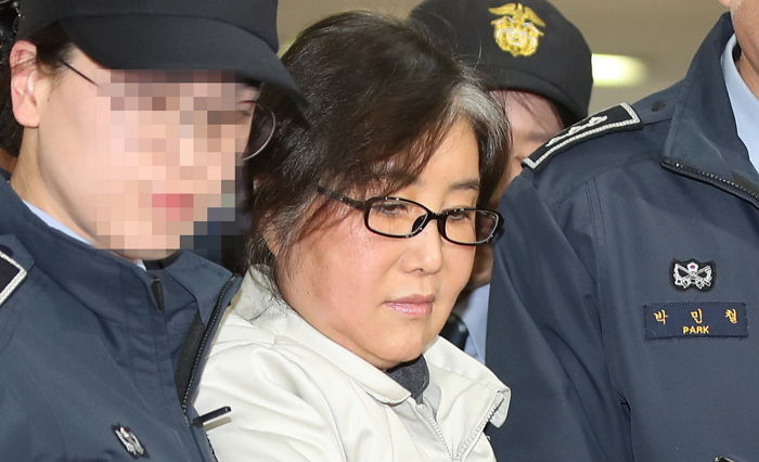 비웃는듯 미소 지으며 특검 사무실에 출석하는 최순실