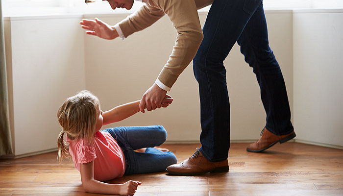 억지로 토하게 만들어 ‘토사물’ 먹이며 성폭행한 부모