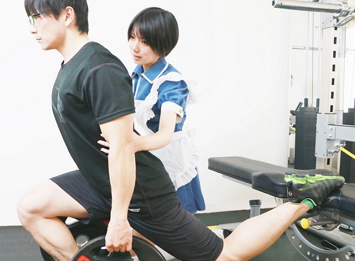 ‘메이드’ 복장 착용한 미녀 트레이너가 개인지도 해주는 헬스장