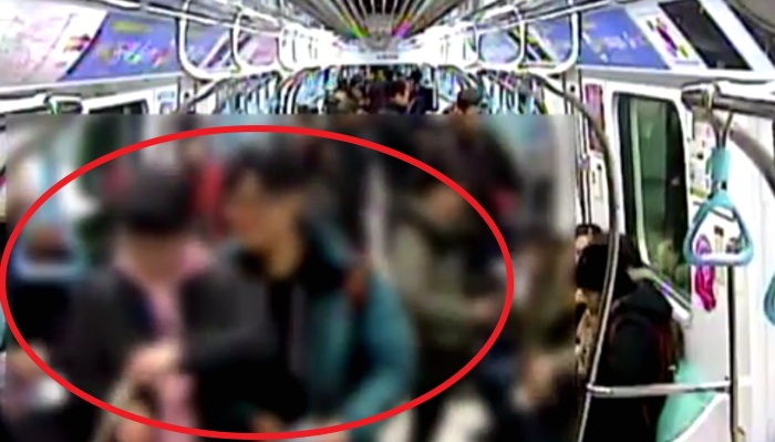 지하철 비상정지버튼 누르고 도망간 철없는 10대 학생들
