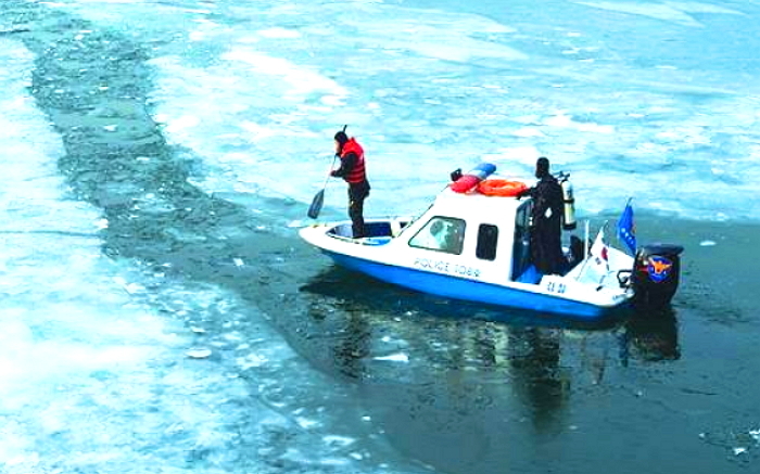 ‘긴급 출동’ 대비해 땀 뻘뻘 흘리며 매일 한강 얼음 깨는 경찰