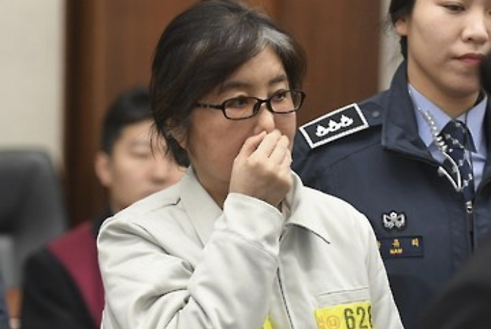 법정서 최순실에 “나라팔아먹는 X” 소리친 할머니