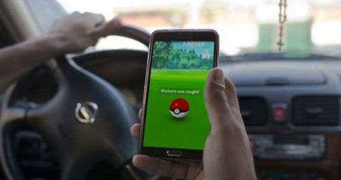 ‘지그재그 운전자’, 경찰이 잡고 보니 ‘포켓몬GO’ 게임 중
