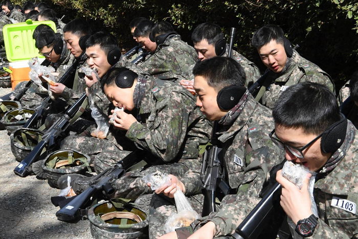 행군 중 휴식 취하며 ‘비닐봉지 밥’ 먹는 군인들 (사진 6장)