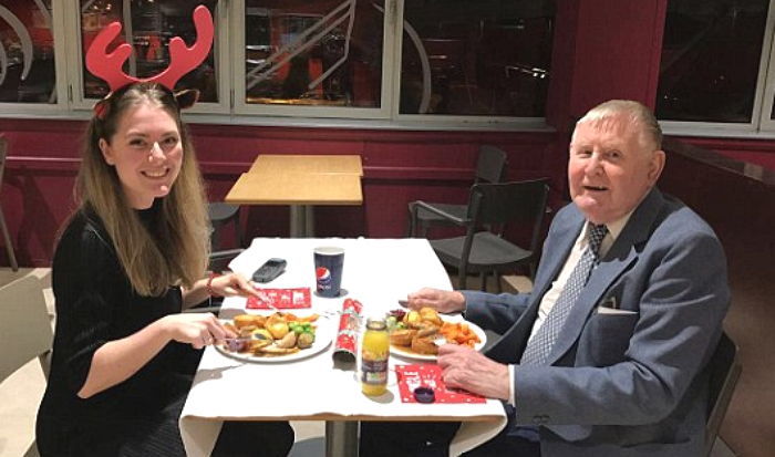 가족 없이 매일 혼자 밥먹는 할아버지에게 ‘데이트’ 신청한 알바생