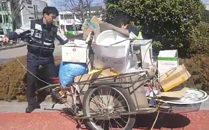 ‘폐지 할머니’ 곤경 처하자 말없이 다가가가 도와준 경찰