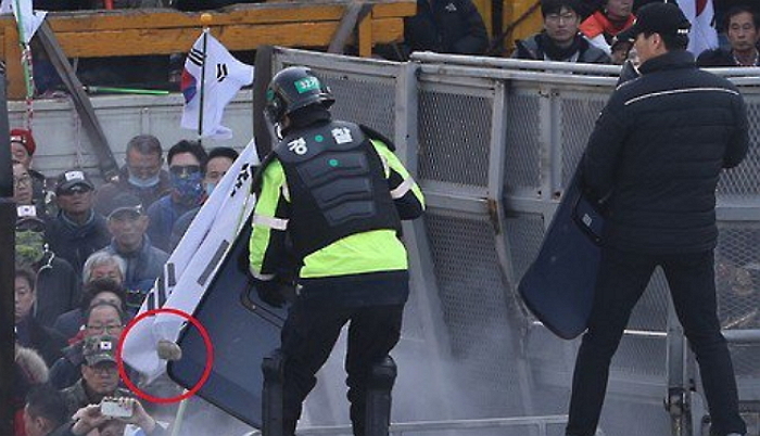 헌재 진입 막는 경찰 향해 ‘돌’ 던지는 태극기 집회 참가자