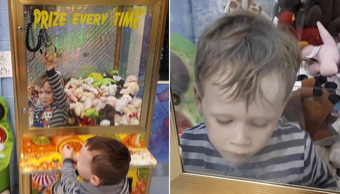 공룡 뽑으려 인형뽑기 기계 안으로 침입한 ‘사고뭉치’ 3살 꼬마