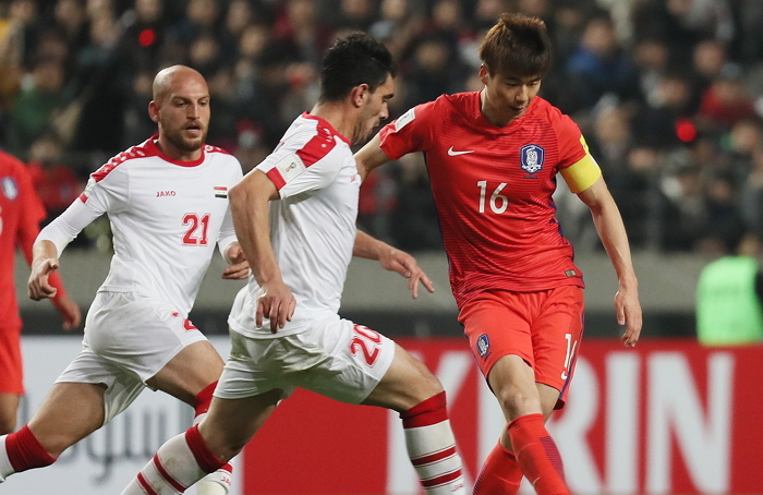 기성용 “중국보다 못한 축구 인프라, 말도 하기 싫다”
