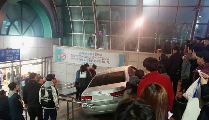 만취 상태로 지하철 입구 돌진해 시민 들이받은 60대 운전자