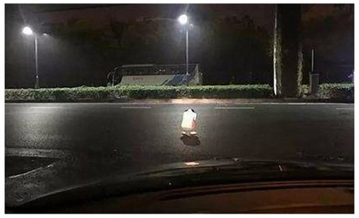 도로서 우는 여성에 ‘차에 치이지 않게’ 전조등 비춰준 운전자