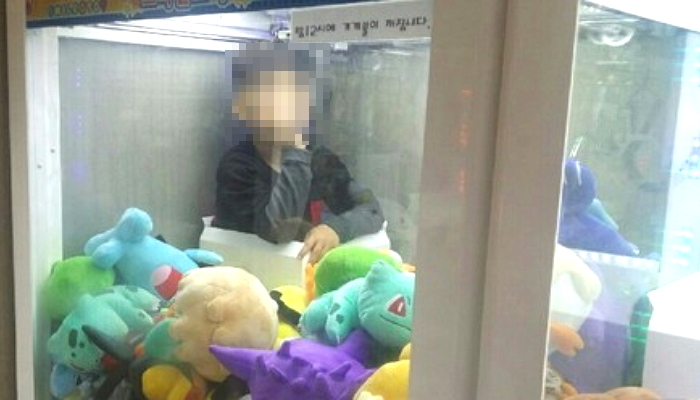 ‘포켓몬 인형’ 갖고 싶어서 ‘인형 뽑기’ 기계 들어간 6살 꼬마