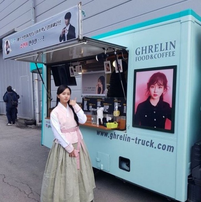 커피차 선물하며 끈끈한 우정 자랑한 김소현-옥택연