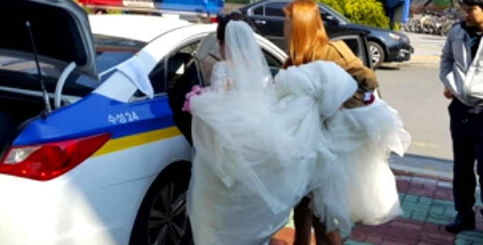 결혼식 앞둔 신부가 웨딩드레스 입고 경찰차 탄 이유