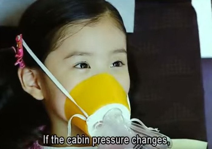 과거 항공기 안전비디오에 출연했던 여자 아이돌