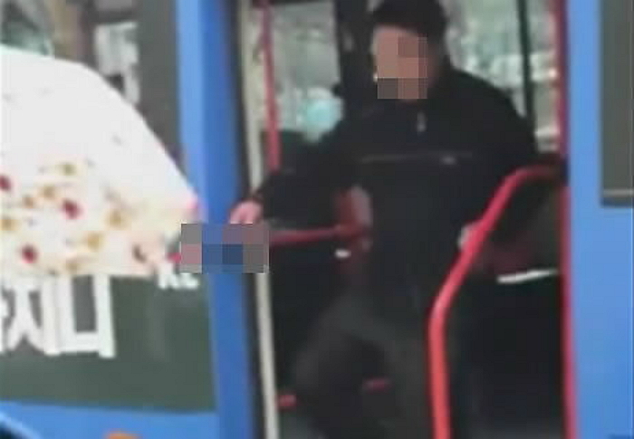 칼들고 버스 승객들에게 ‘촛불집회 참가여부’ 확인하는 남성