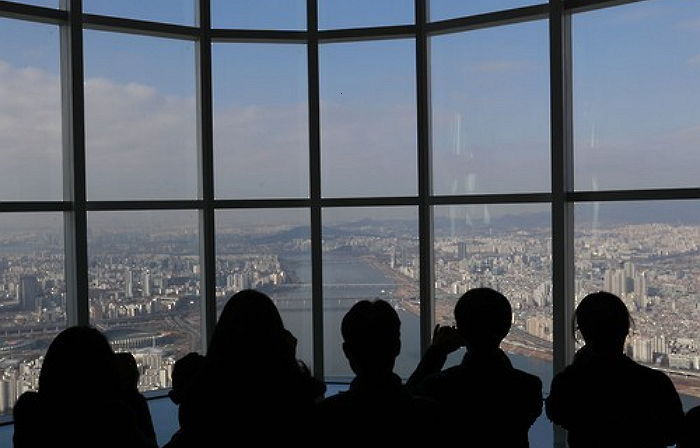 개장 3일 만에 롯데월드타워 전망대서 숨진 채 발견된 경비원