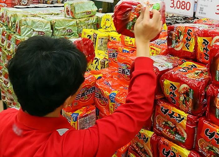 “너무 배고파서” 라면 24개 훔친 20대, 징역 10개월