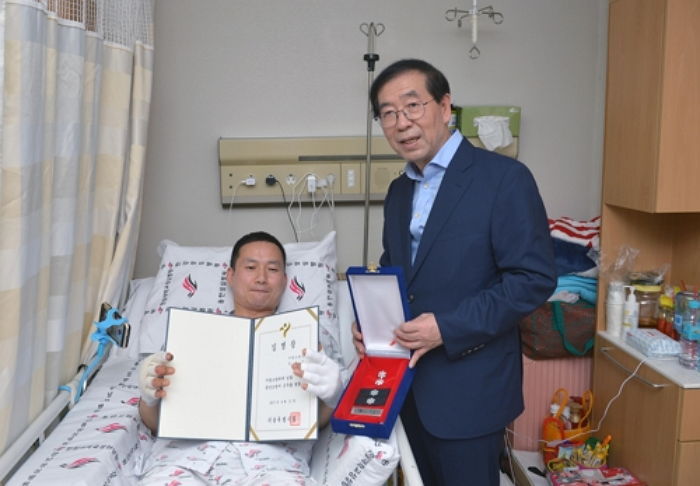 온몸으로 800도 불기둥 막아 시민 구한 소방관들…1계급 ‘특진’