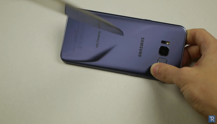 ‘갤럭시S8 플러스’를 망치로 내리쳐봤다 (영상)