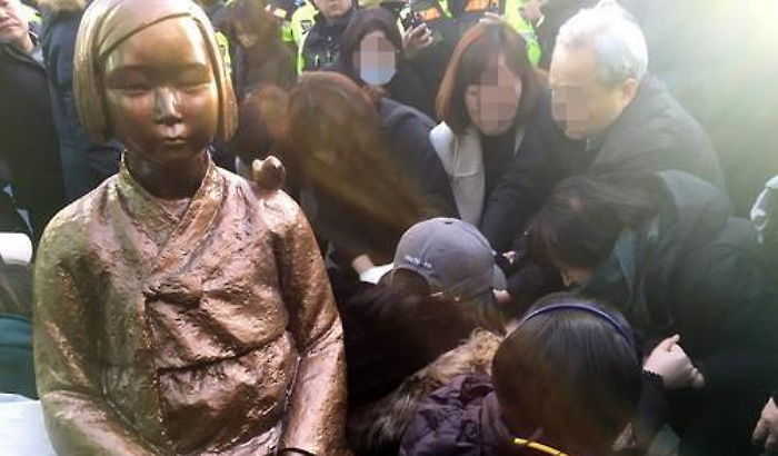서울 ‘위안부’ 소녀상 훼손하려 한 70대 “부산 소녀상도 부수겠다”